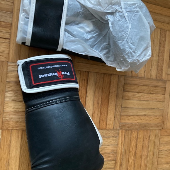 Leather Pro Impact Black and White Boxing Gloves New 12 oz - Picture 2 of 3